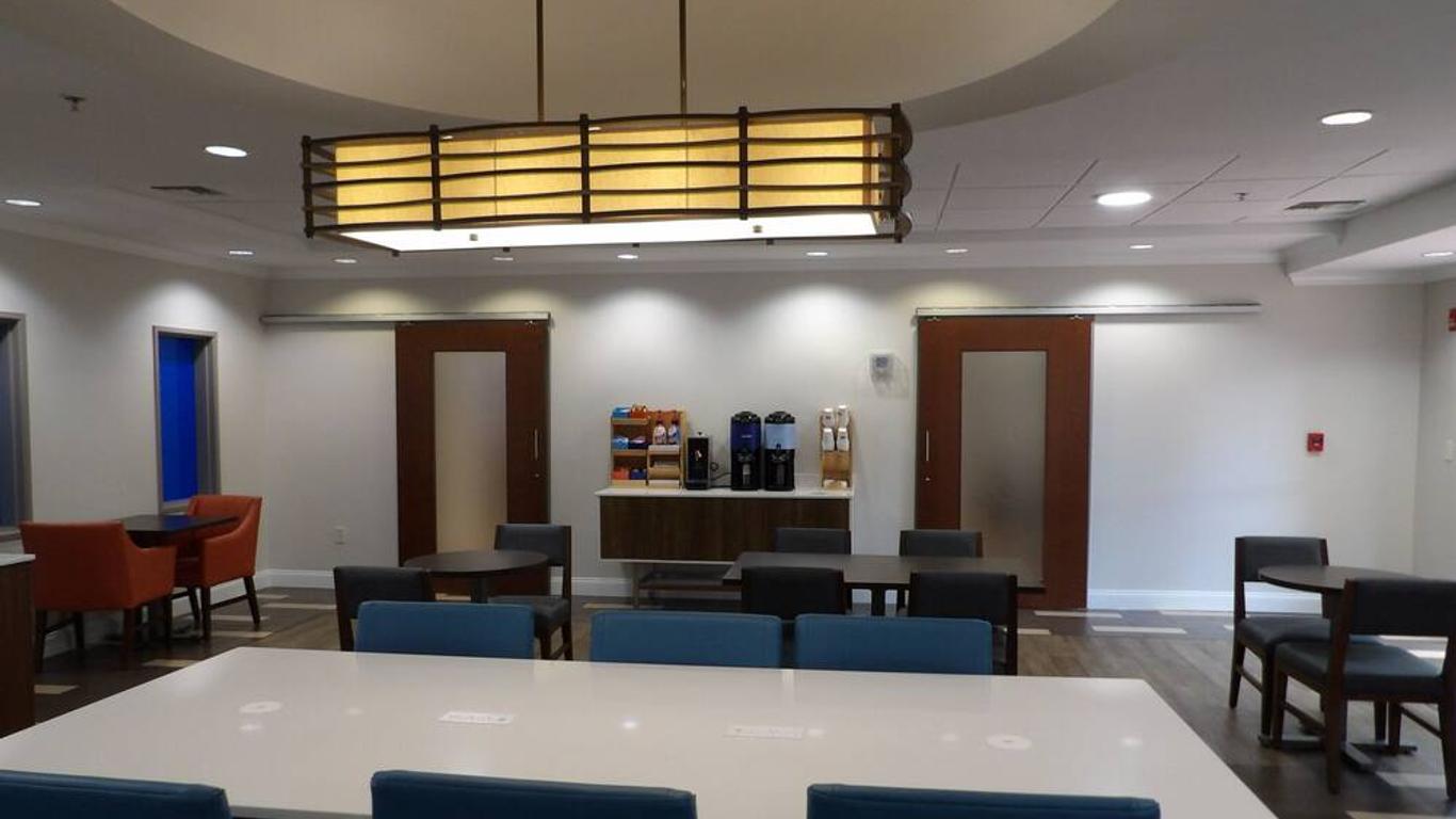 Holiday Inn Express & Suites Huntsville Airport