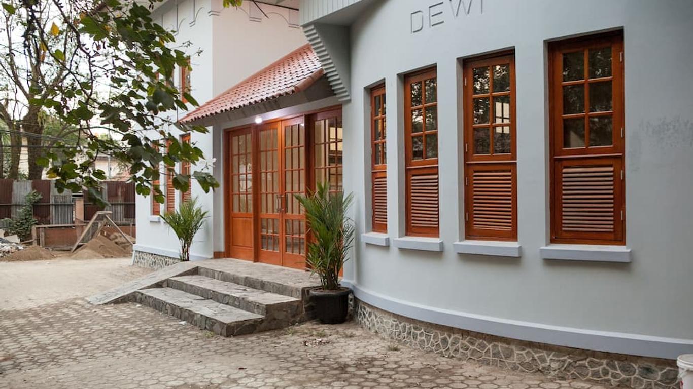 RedDoorz Plus Near Pasundan University