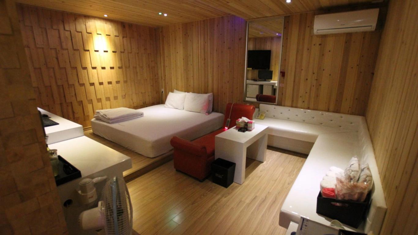 V1 Hotel