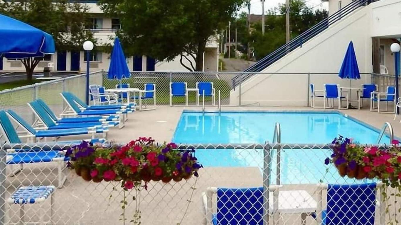 Fields Park Motel