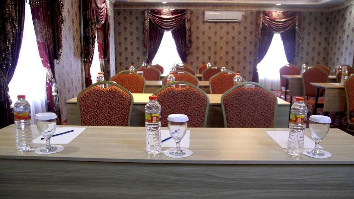 Hersya Front One Inn Surabaya