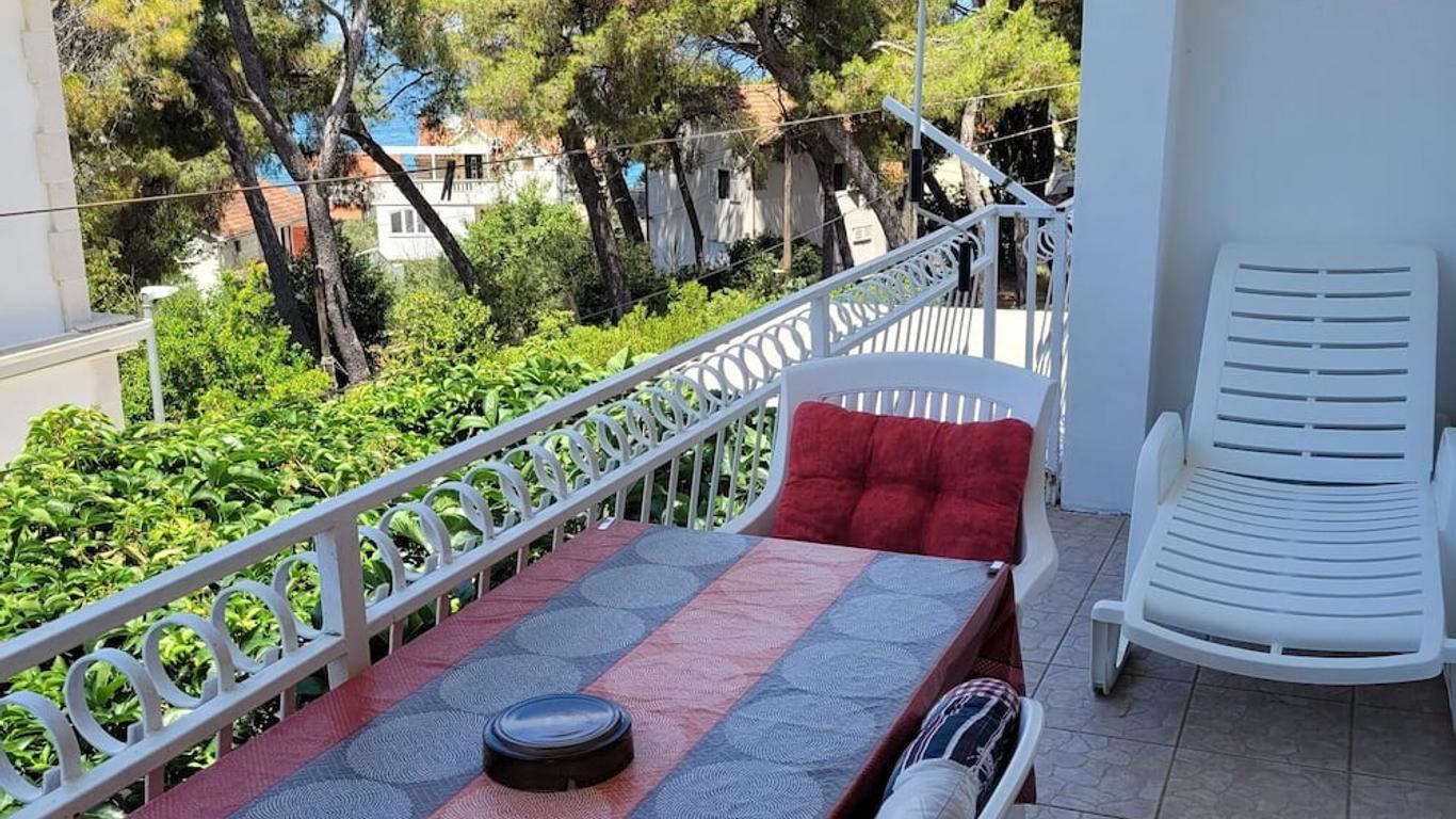 Apartments with a parking space Sutivan, Brac - 5629