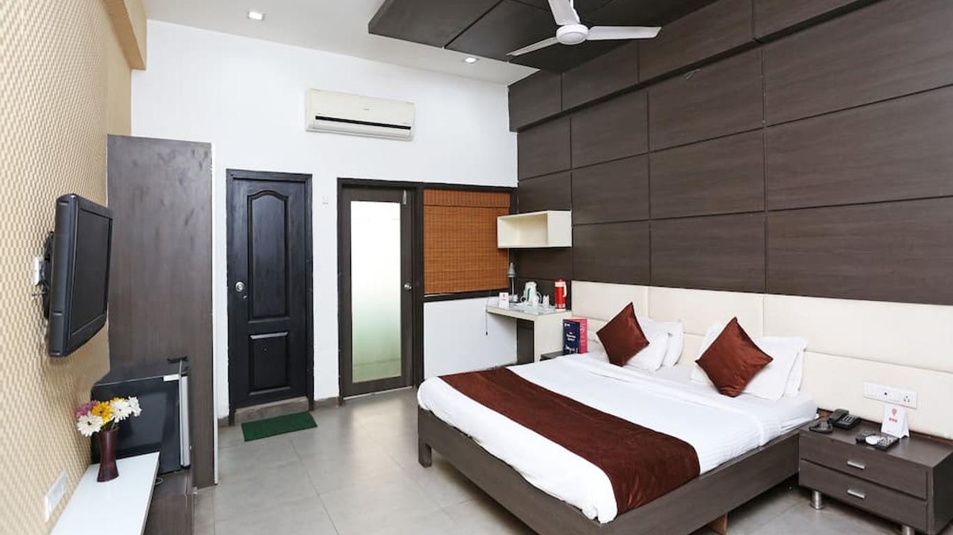 OYO 11939 Hotel Queens Club Of India