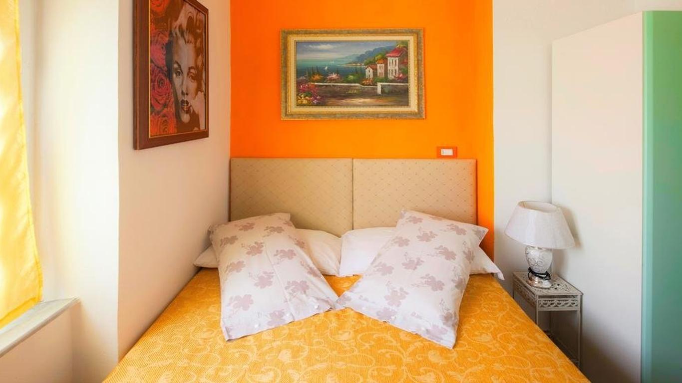 Lia Rooms 2