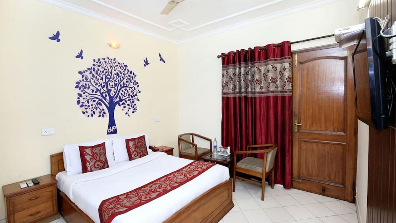 OYO 990 Hotel Paradise