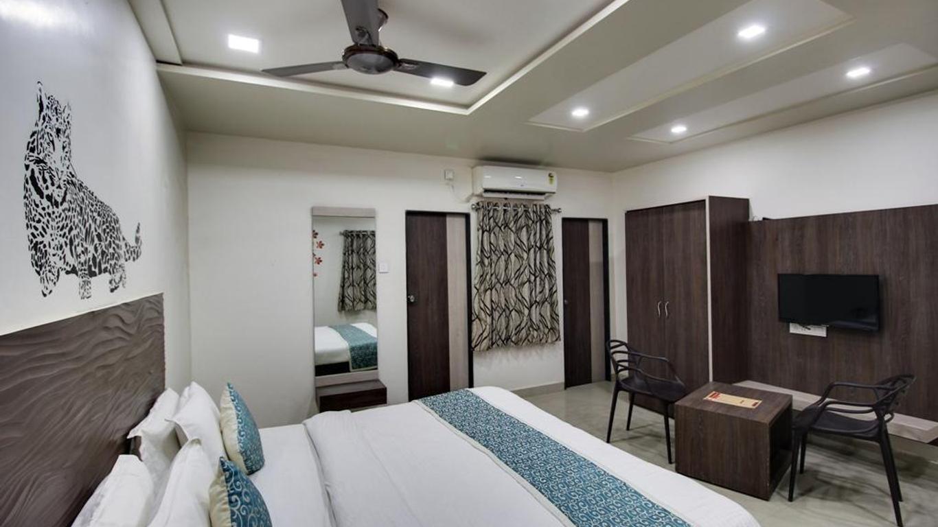 Daksh Hotel & Restaurant