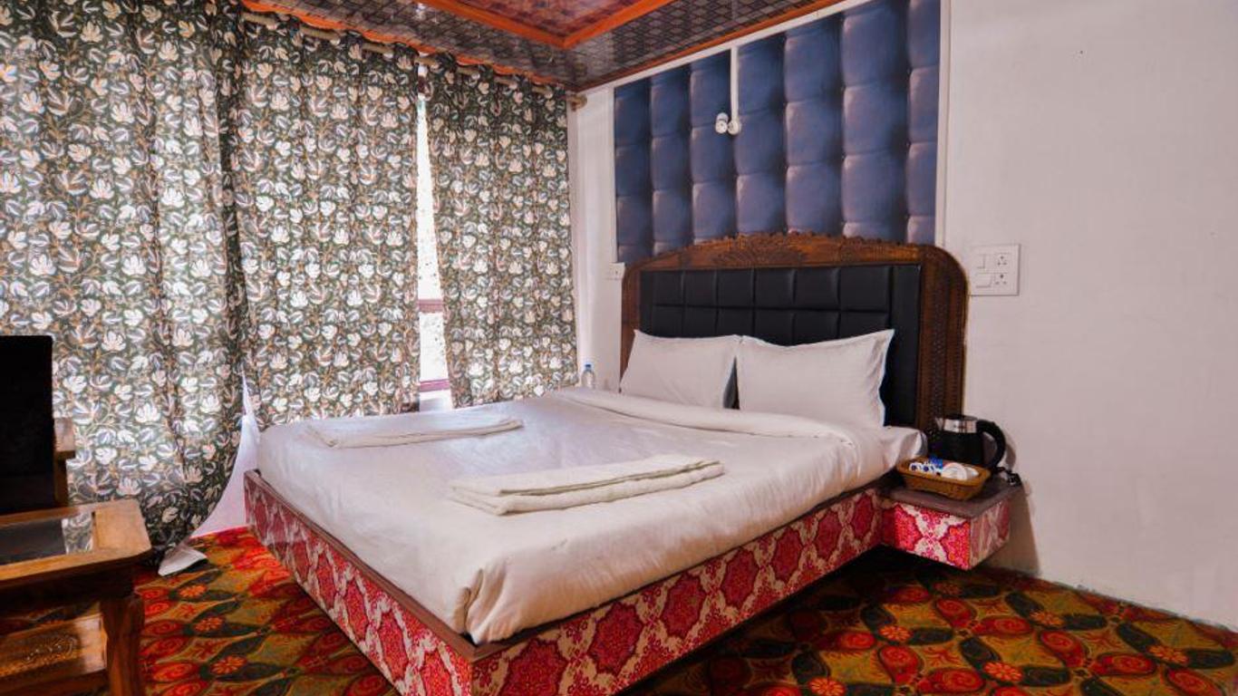 Hotel Crown Pine