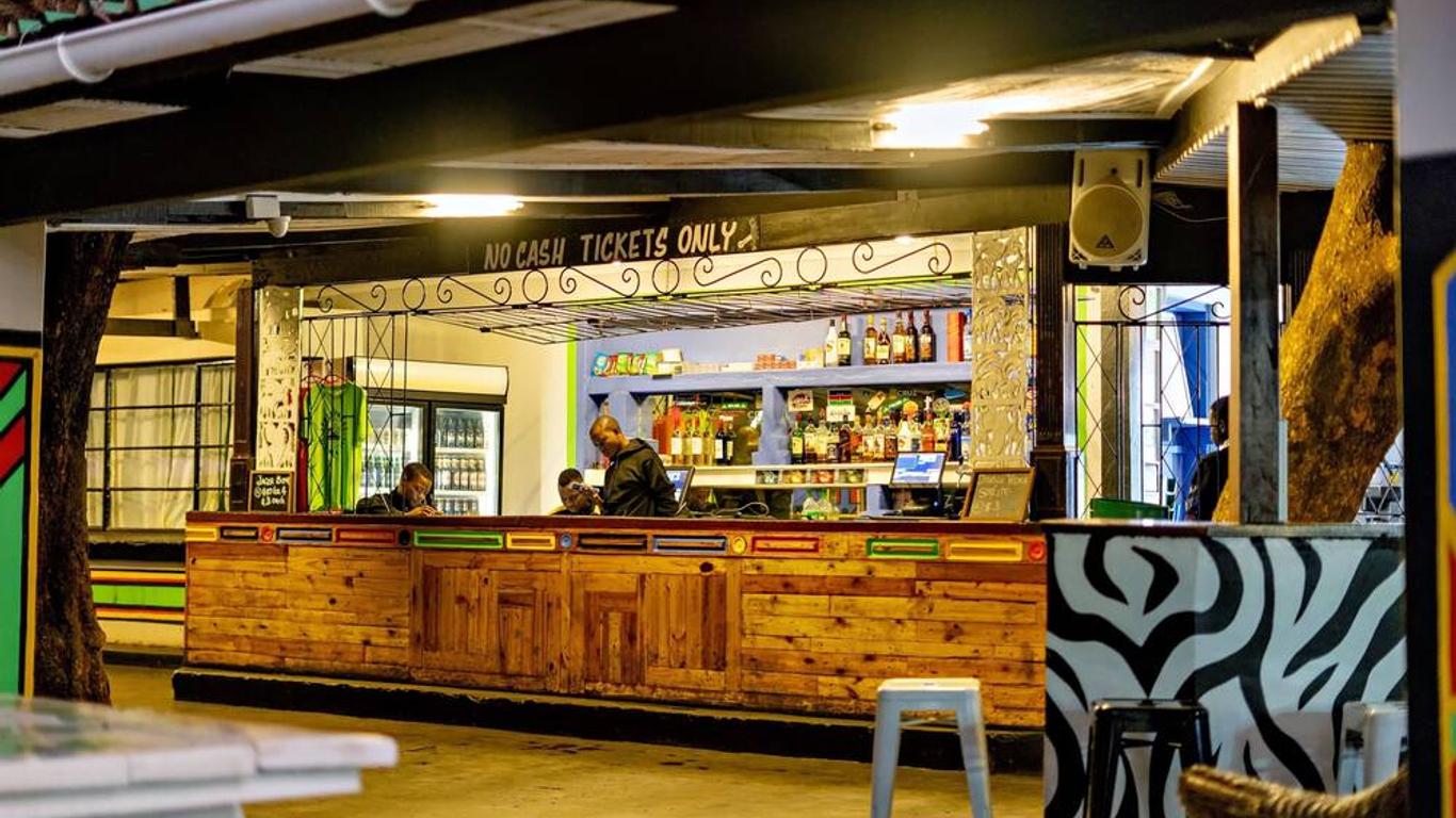 Shoestrings Backpackers Lodge Vic Falls