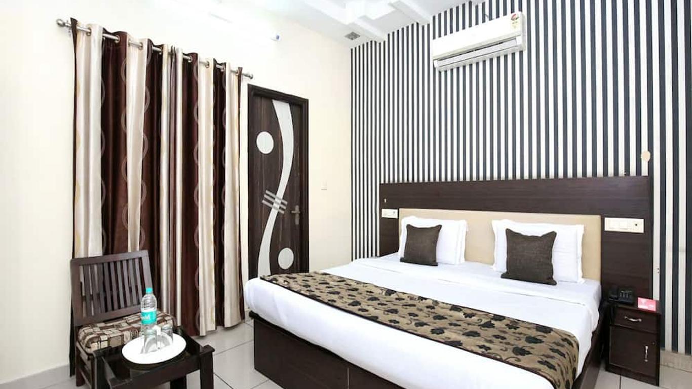 OYO 11844 Hotel Golden Halo