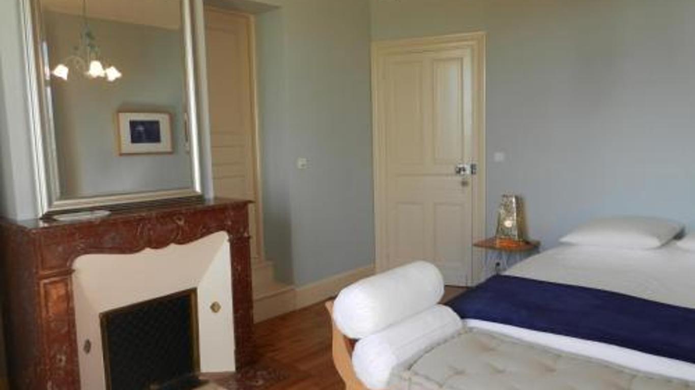 Petit Chateau Le Piot