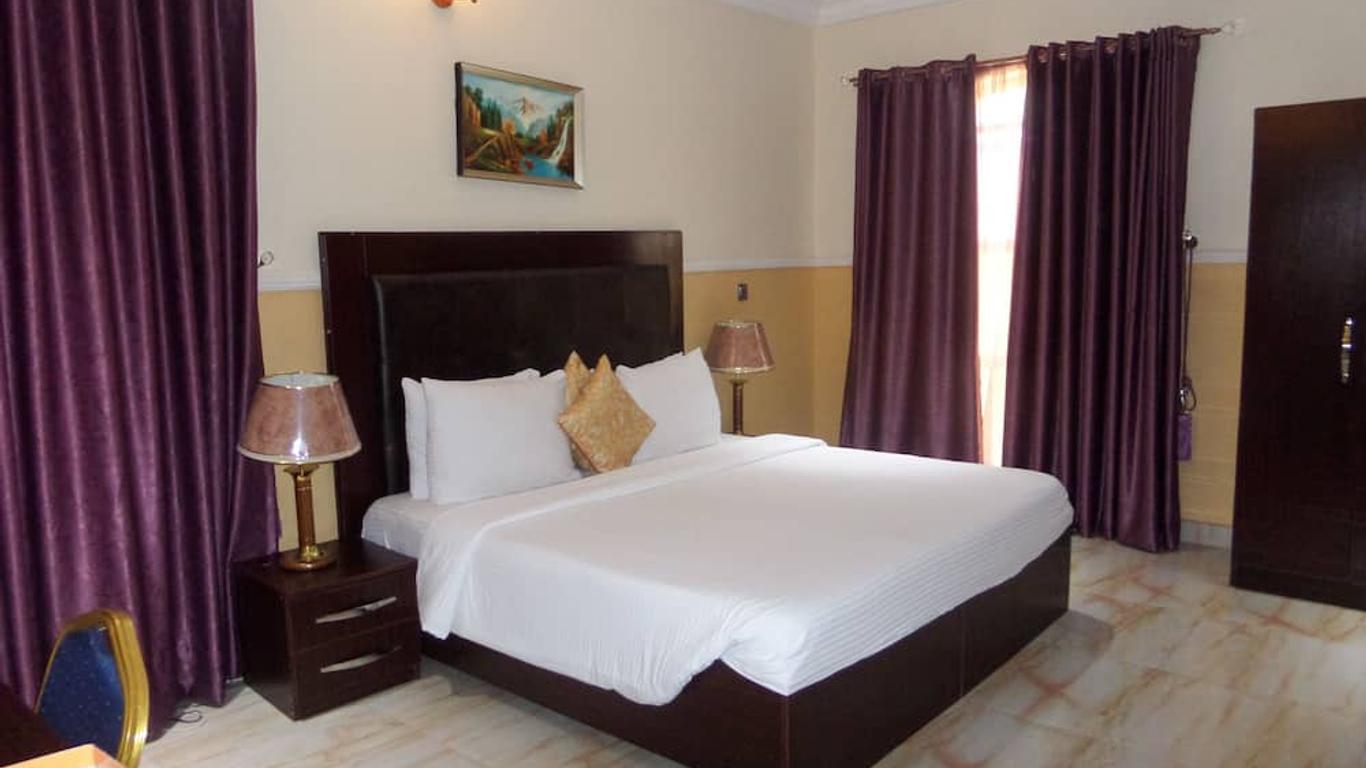 B's Hive Hotel & Suites