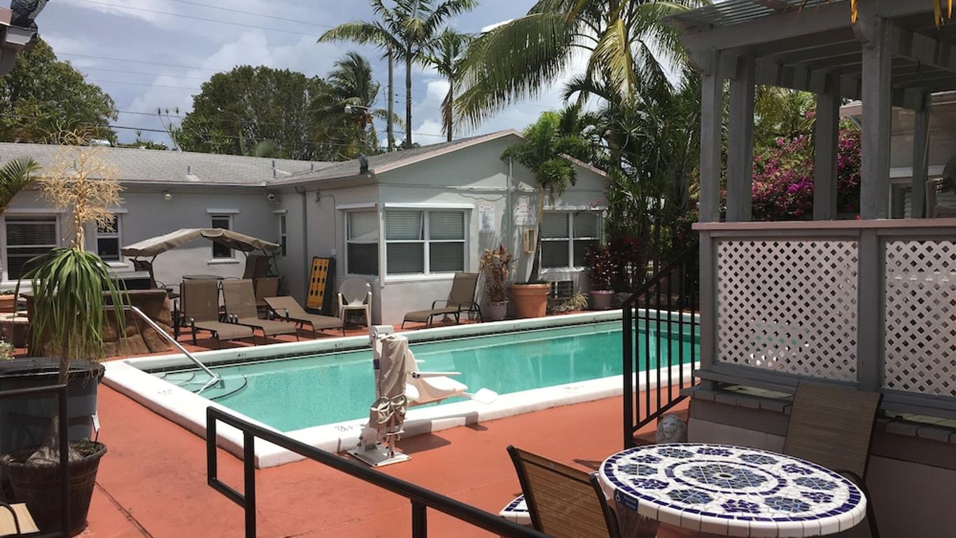 Richard's Motel Courtyard