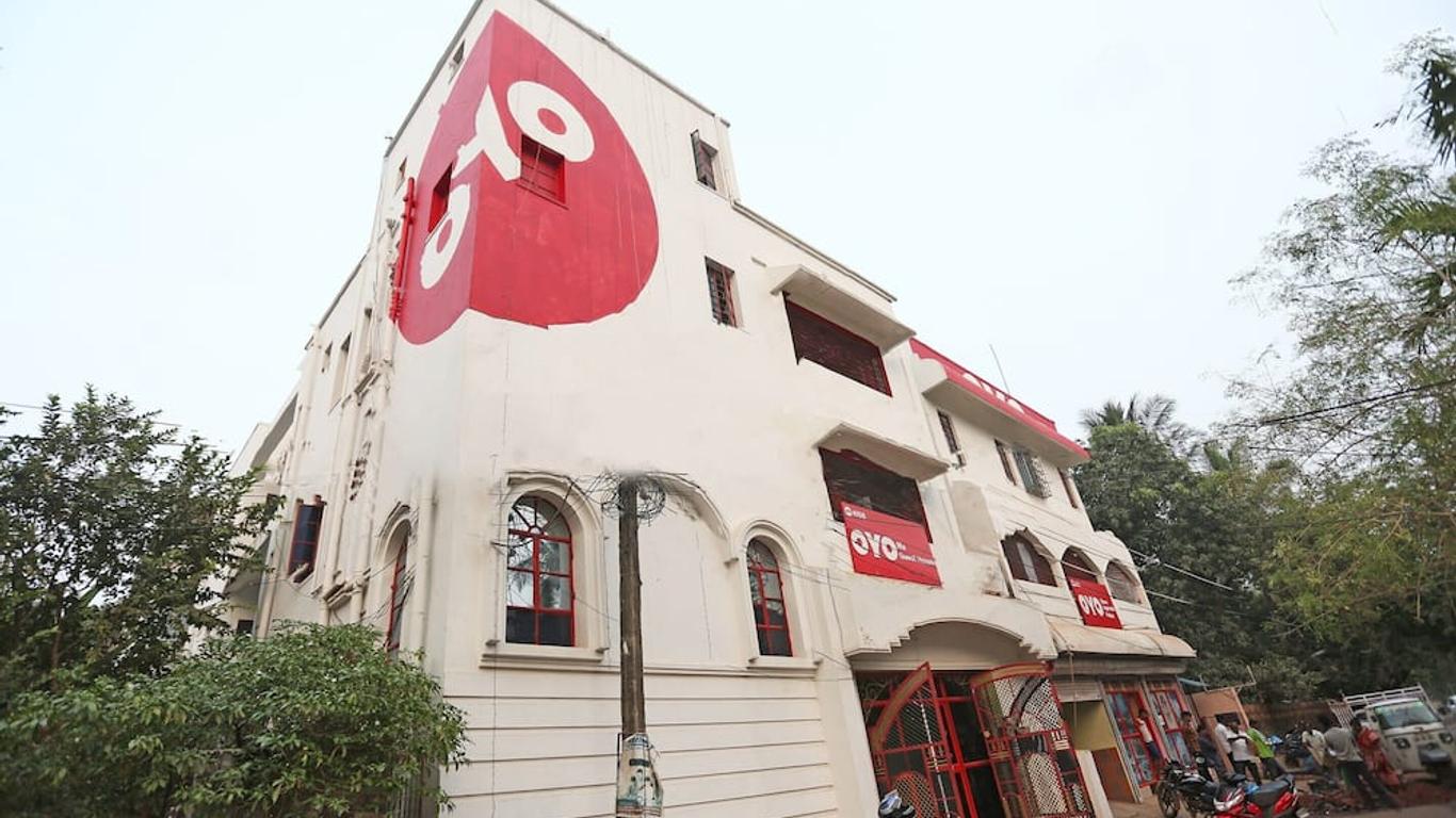 OYO 4108 Near Kalinga Hospital