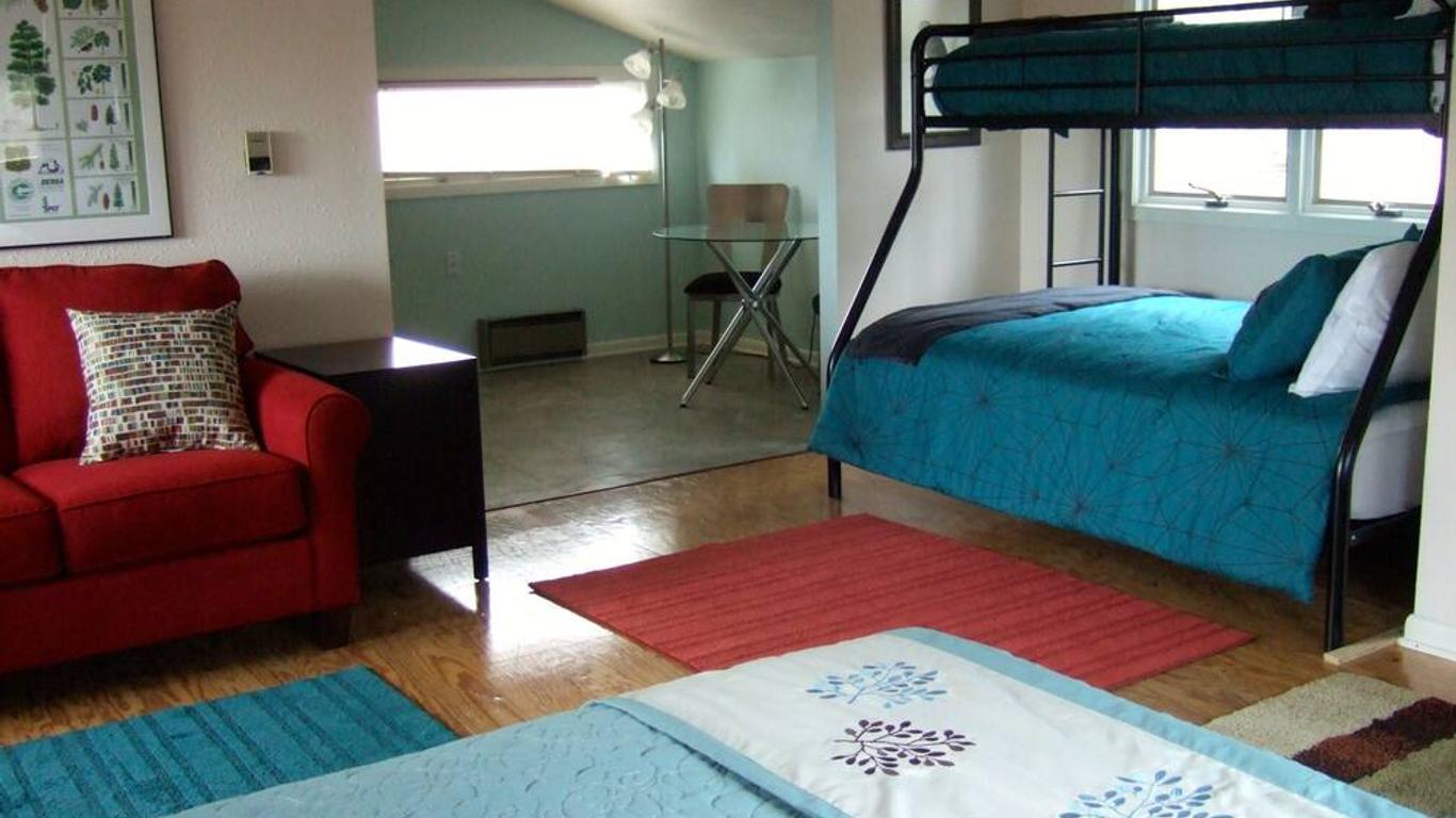 Loya's Little House Bed & Breakfast