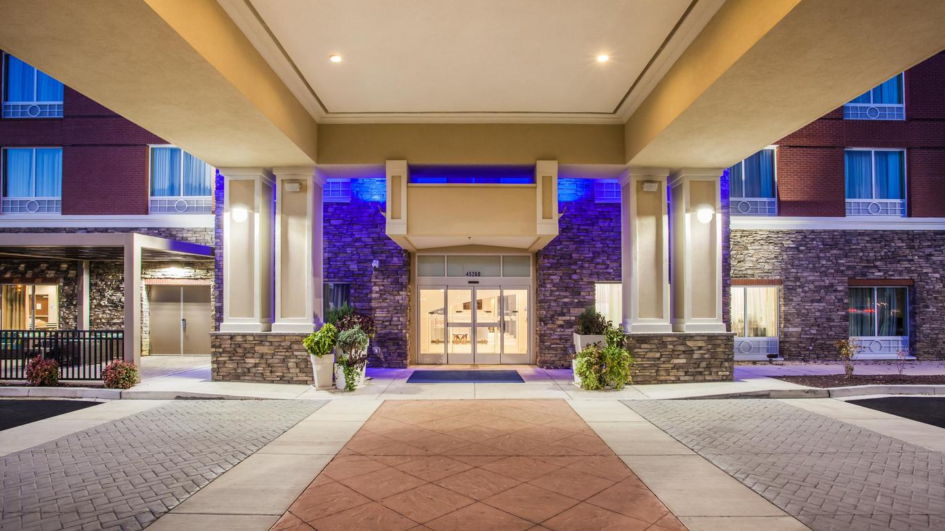 Holiday Inn Express & Suites Lexington Park-California