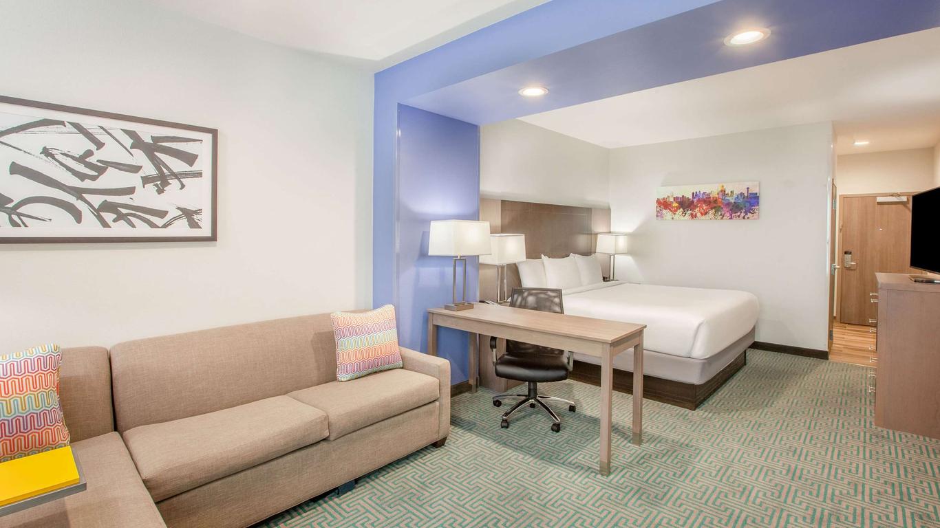 La Quinta Inn & Suites by Wyndham Dallas Duncanville