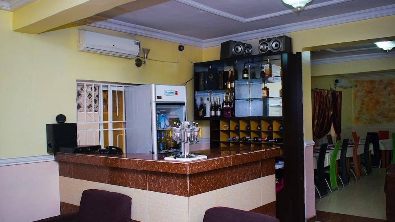 Maxton Suites