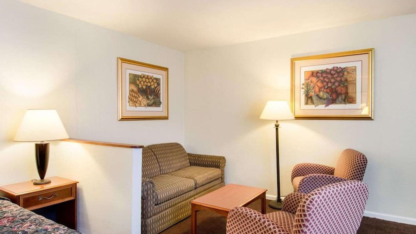Econo Lodge Inn & Suites