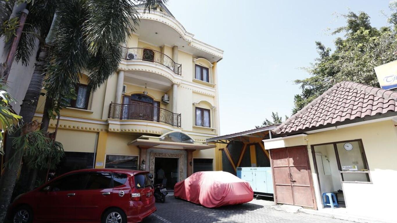 RedDoorz near Ambarukmo Plaza 3