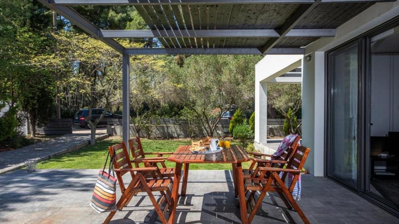 Sani Woods Studios & Apartments