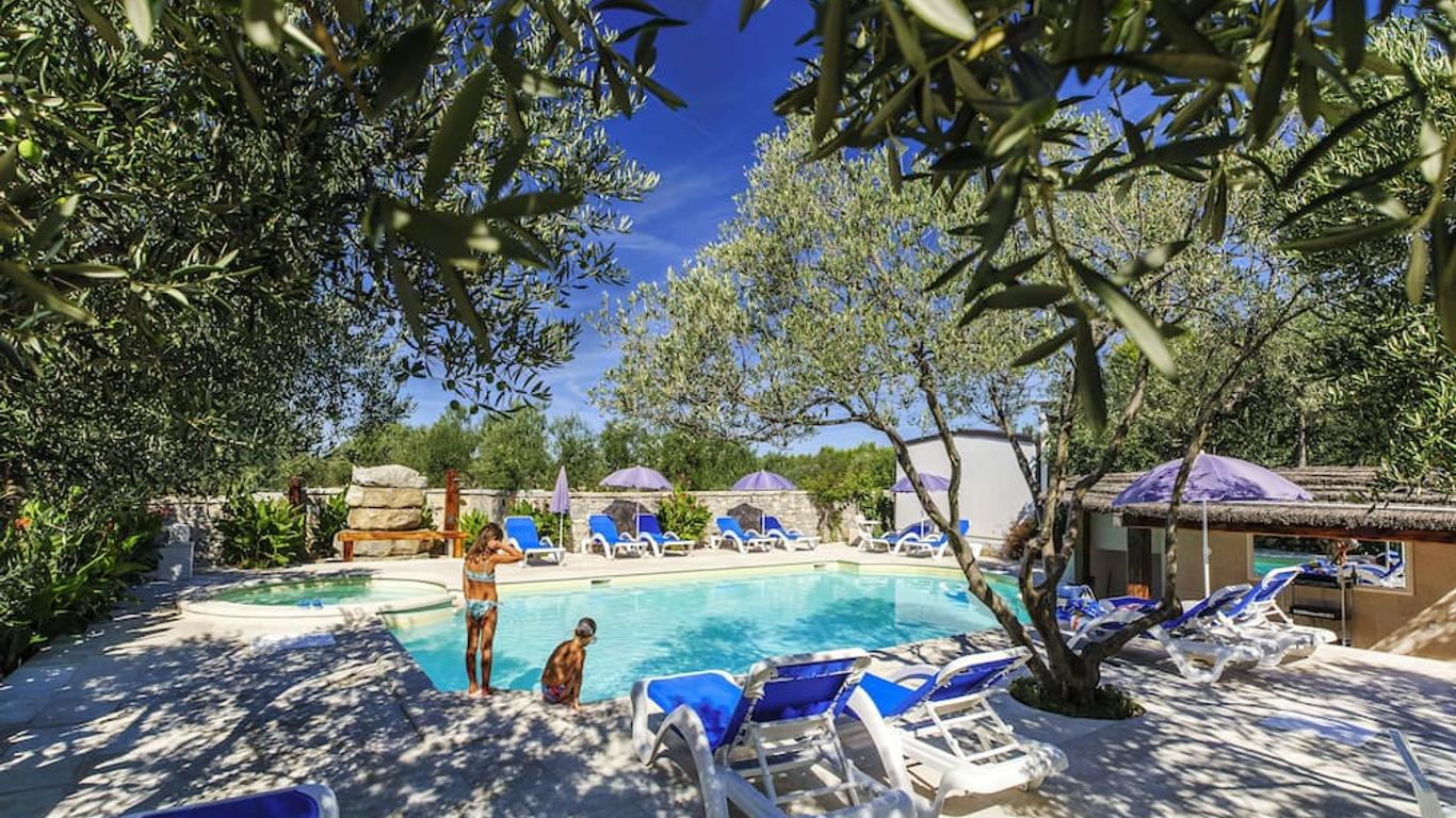 Holiday Olive Garden Resort