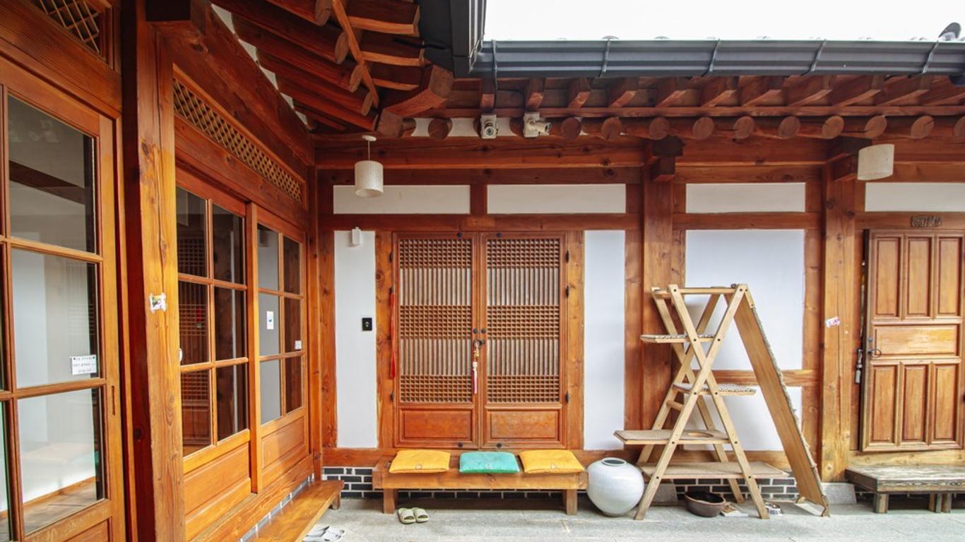 Jeonju Hanok village Deoksugung