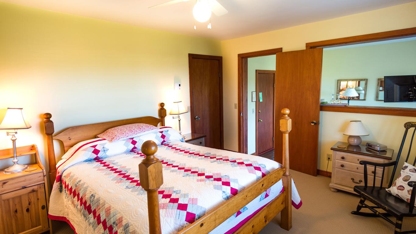 Bayview Pines Country Inn B&b