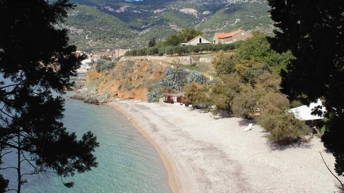 Apartments by the sea Komiza, Vis - 2429