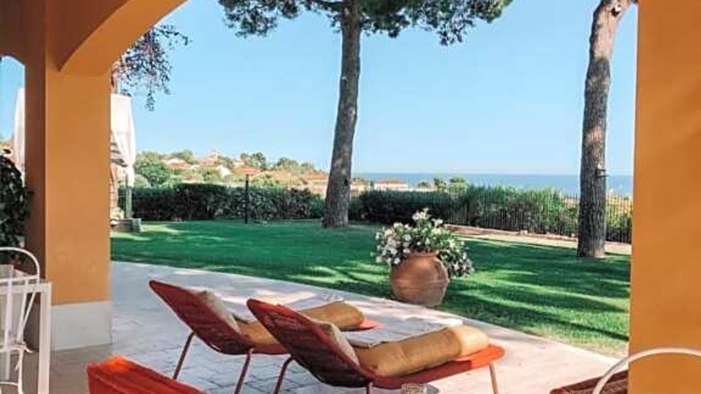 Tra gli Alberi e il Mare
