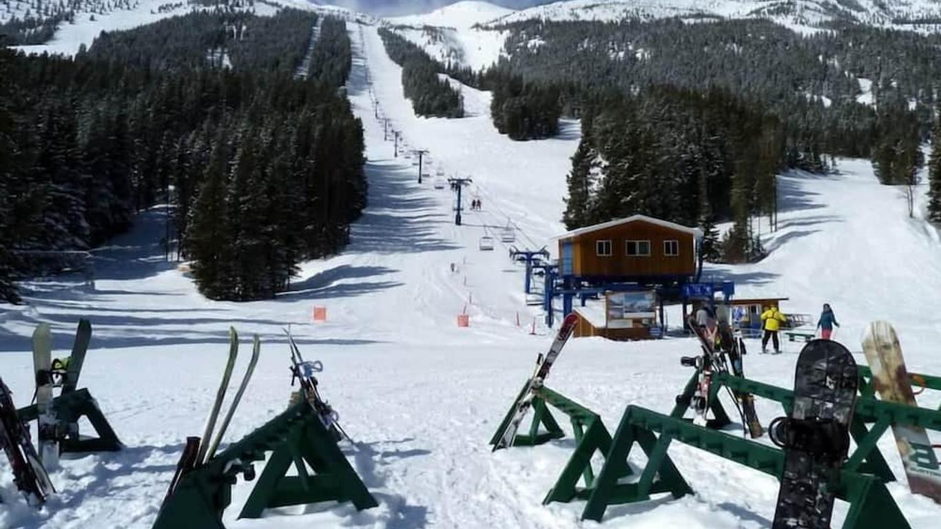 Castle Mountain Ski Lodge and Hostel