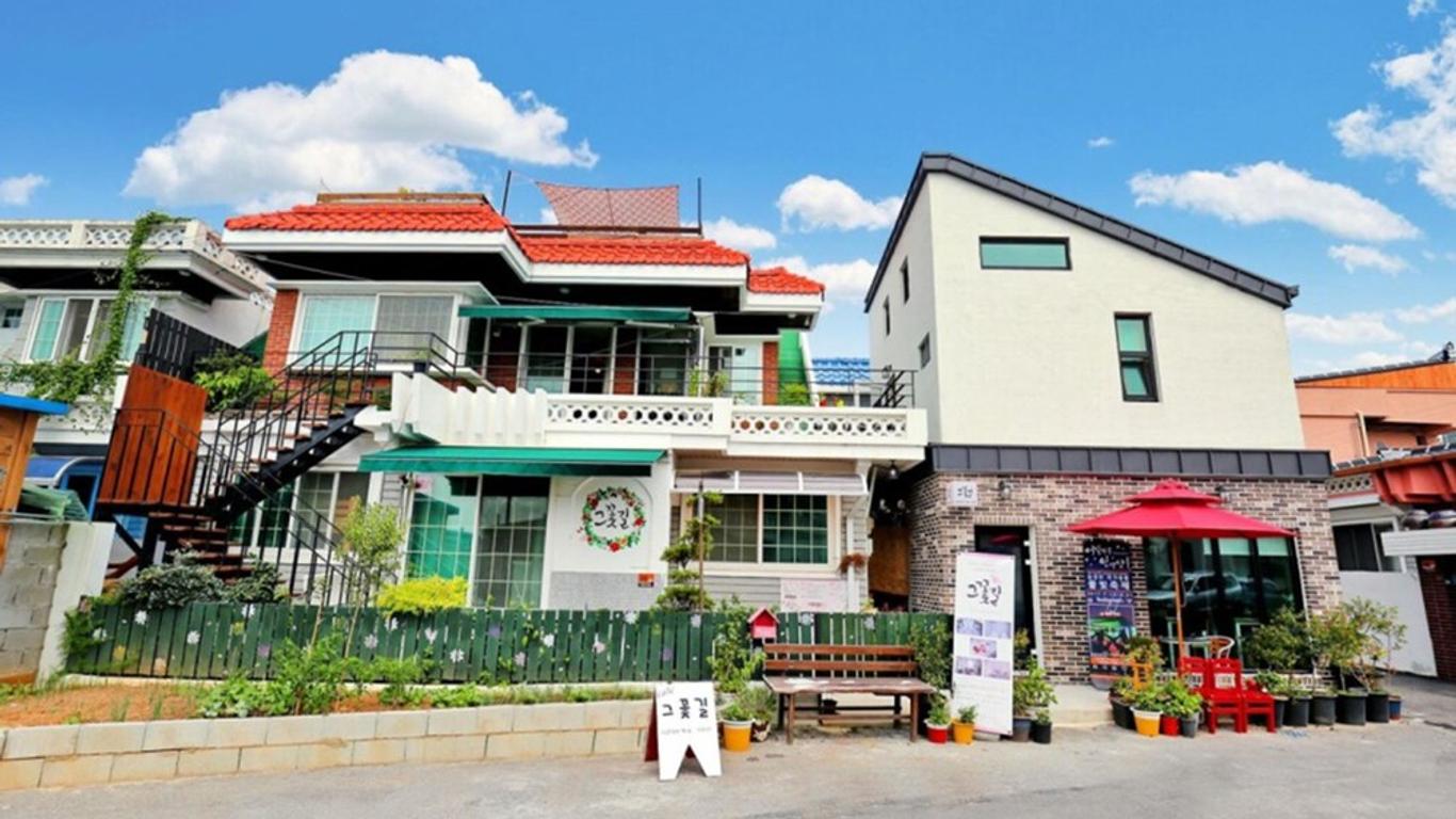 The Flower Road Guesthouse - Hostel