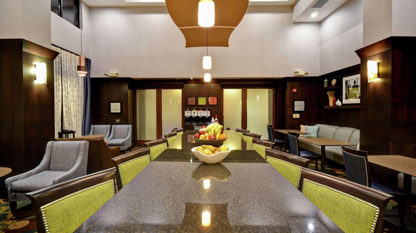 Hampton Inn & Suites Detroit-Canton