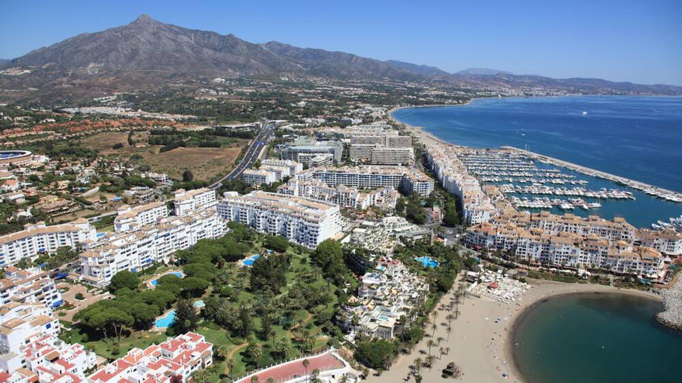 Beachfront Apartment Puerto Banus2, Luxury, 3 Pools, Wifi, Parking, Golf,family