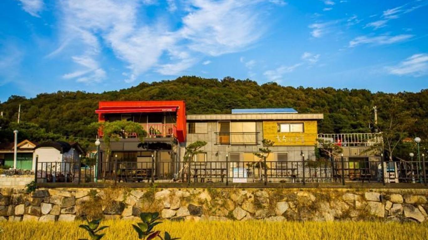 Nonsan Lake and Sunset Pension