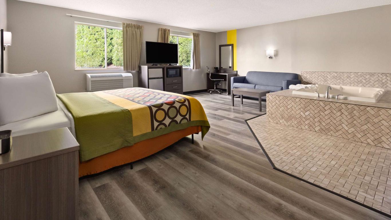 Super 8 by Wyndham Burnham/Lewistown