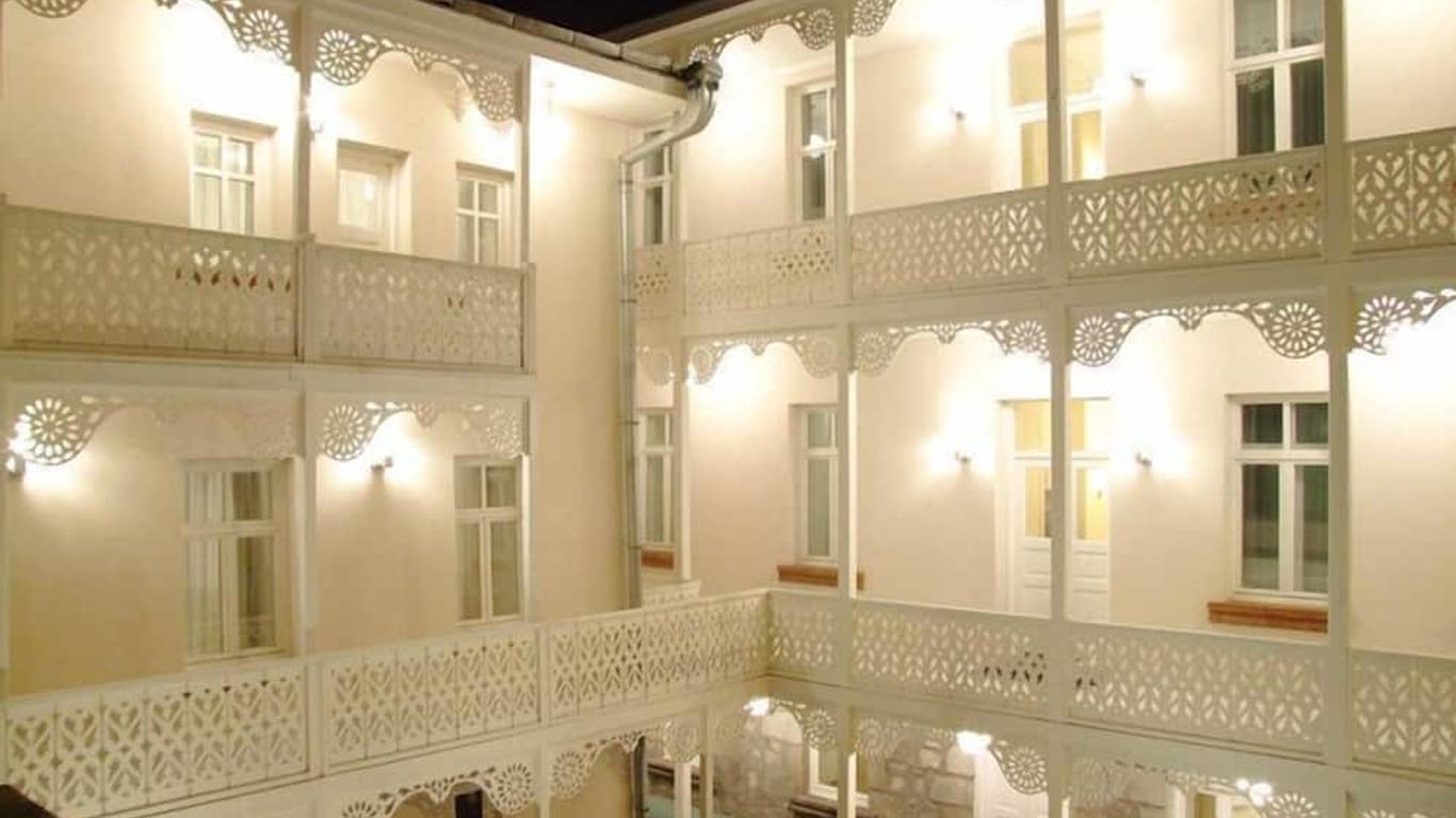 Kar's Hotel