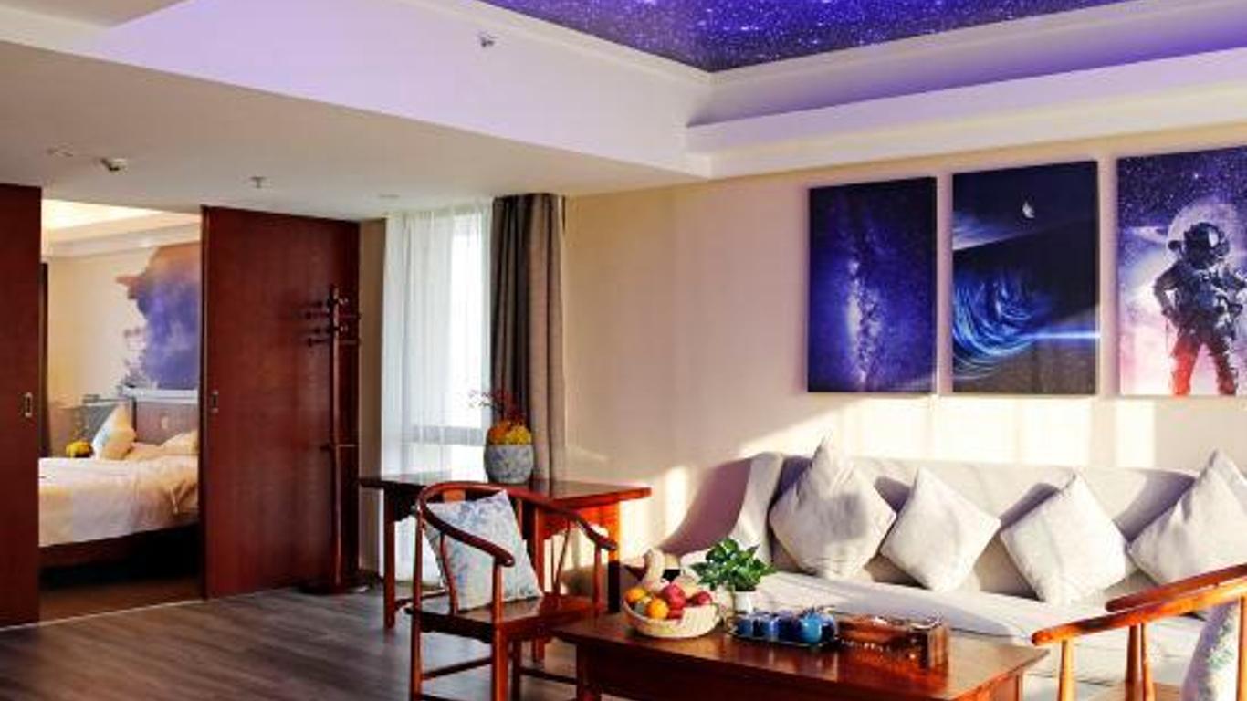 Real Madrid Holiday Tiancheng Hotel (Wenchang High-speed Railway Station Wennan Old Street Branch)