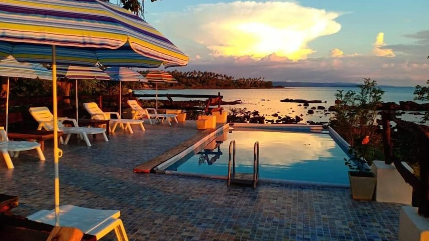 Banana Sunset Bar & Bungalows