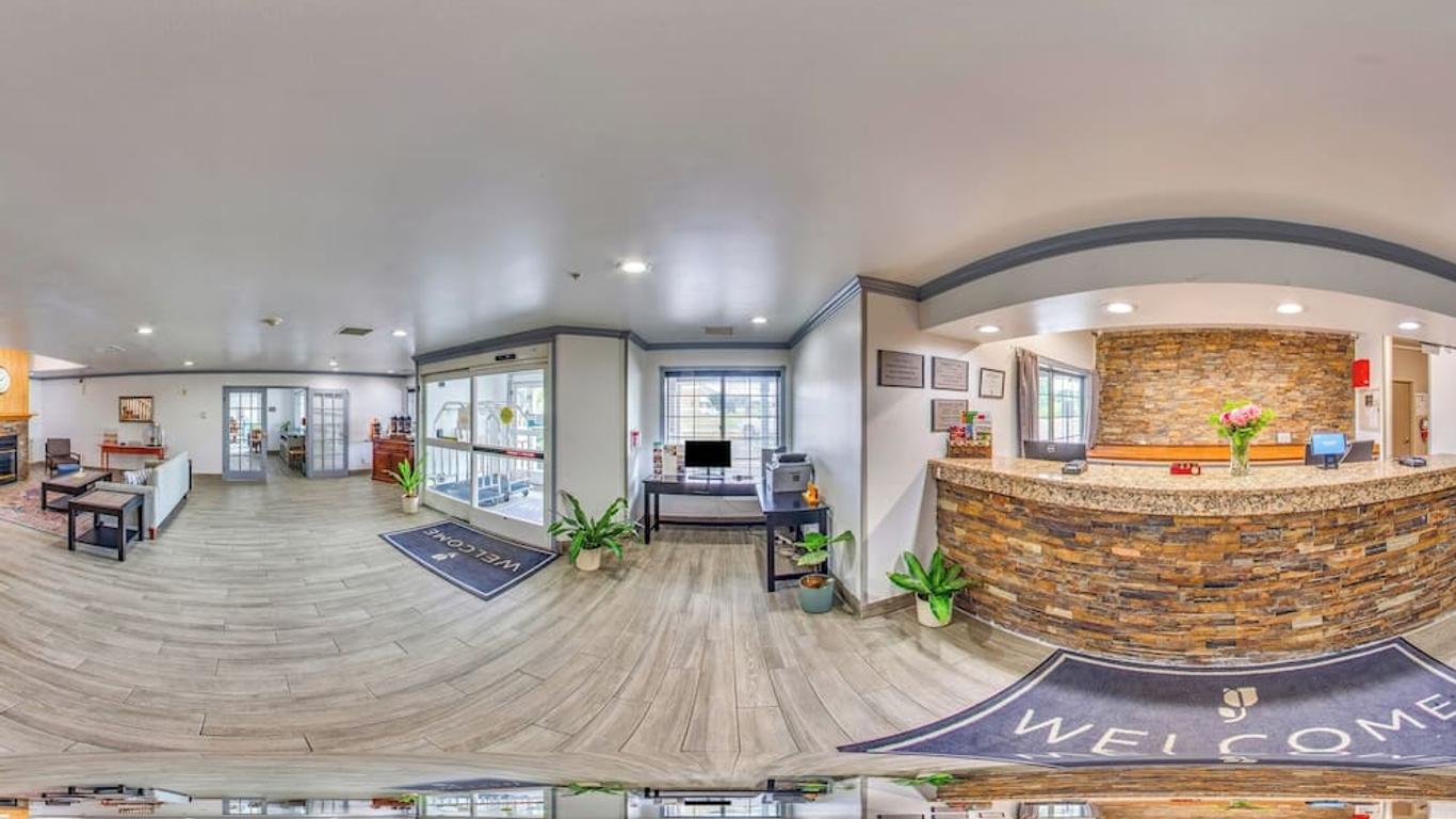 Country Inn & Suites by Radisson Grand Rapids Air