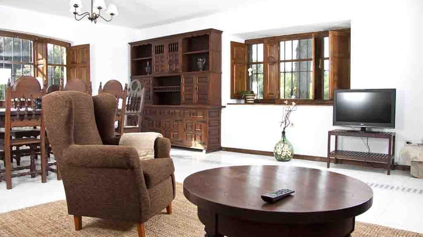 La Piniella Village House for 10 people