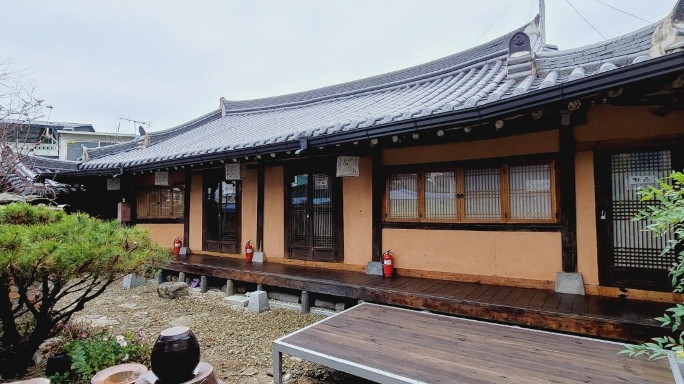 Baeknyun Hanok