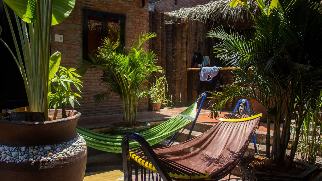 Tropic Hostel And Restaurant