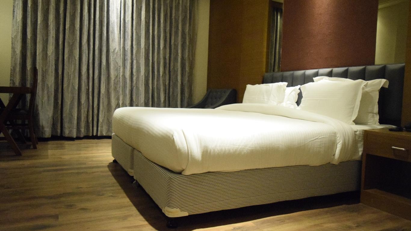 OYO 13104 Hotel 25 Hours