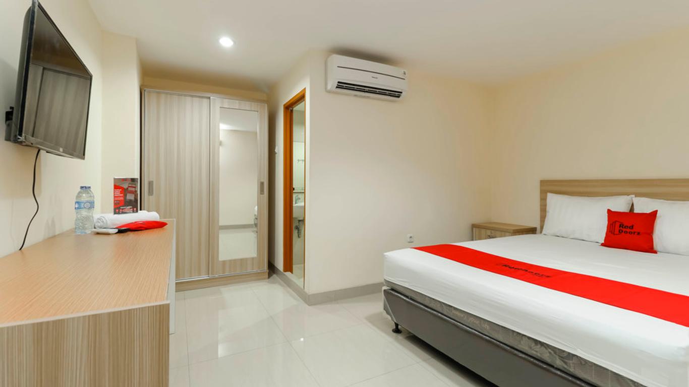 RedDoorz Plus near Harmoni Gajah Mada