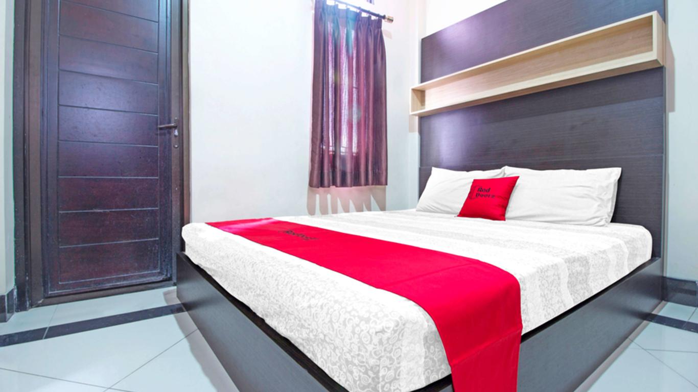RedDoorz Plus Near Isola Upi