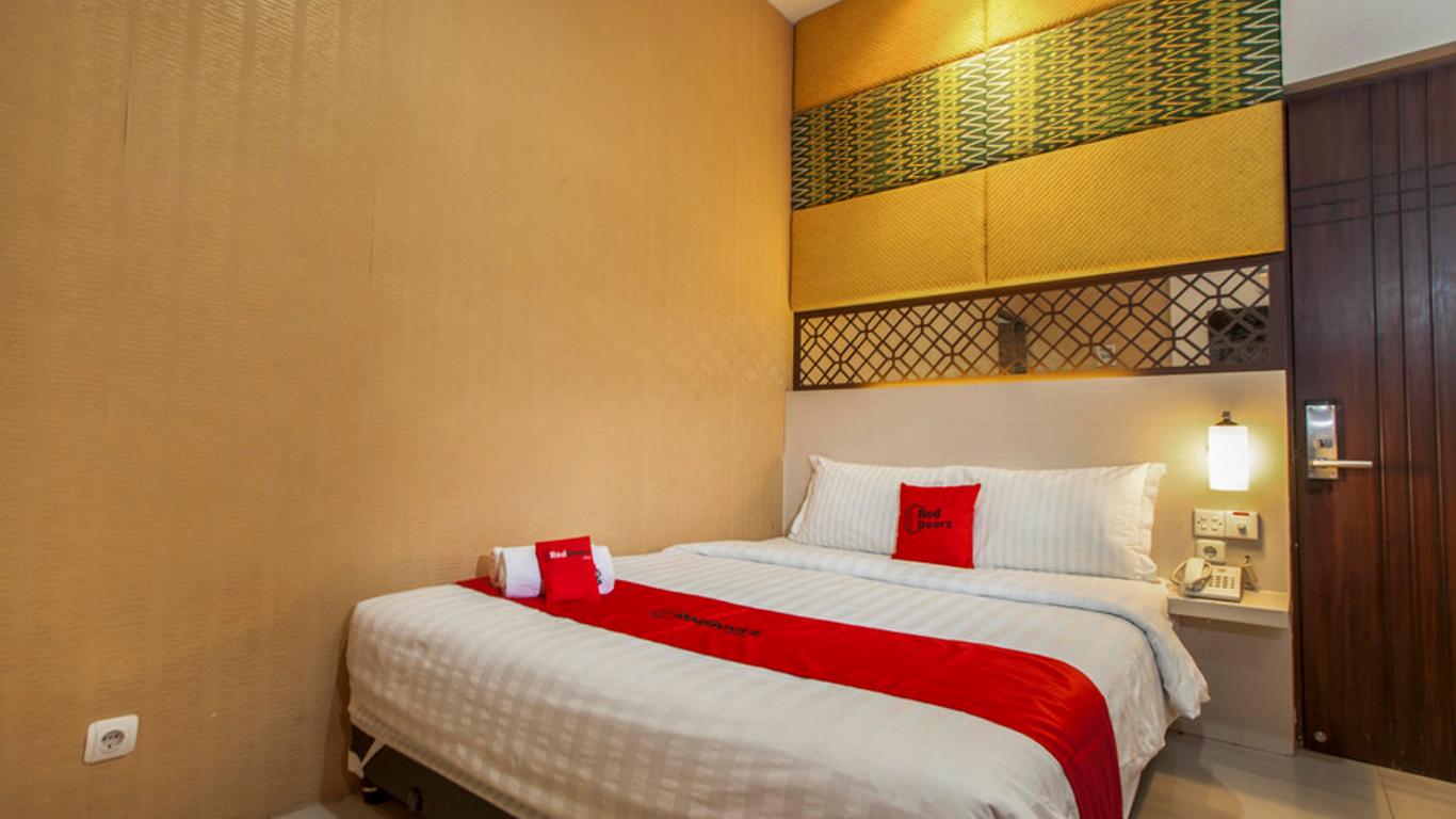 RedDoorz Plus near Exit Toll Kota Satelit 2